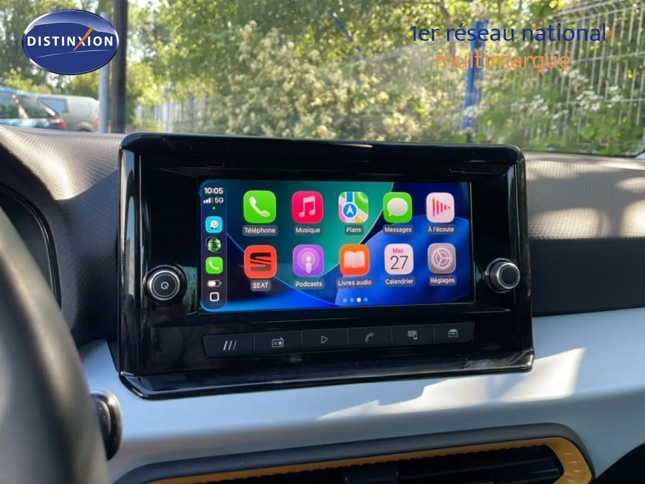 Écran tactile central du tableau de bord du SEAT Arona blanc, avec interface Apple CarPlay affichée.