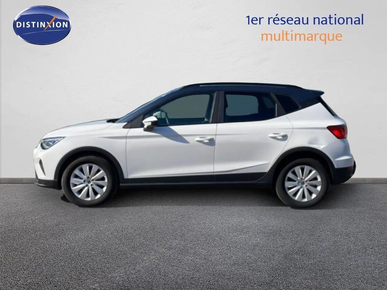 Vue latérale droite d’un SEAT Arona blanc avec toit gris, version 2025 Style Special Edition, sur fond neutre.