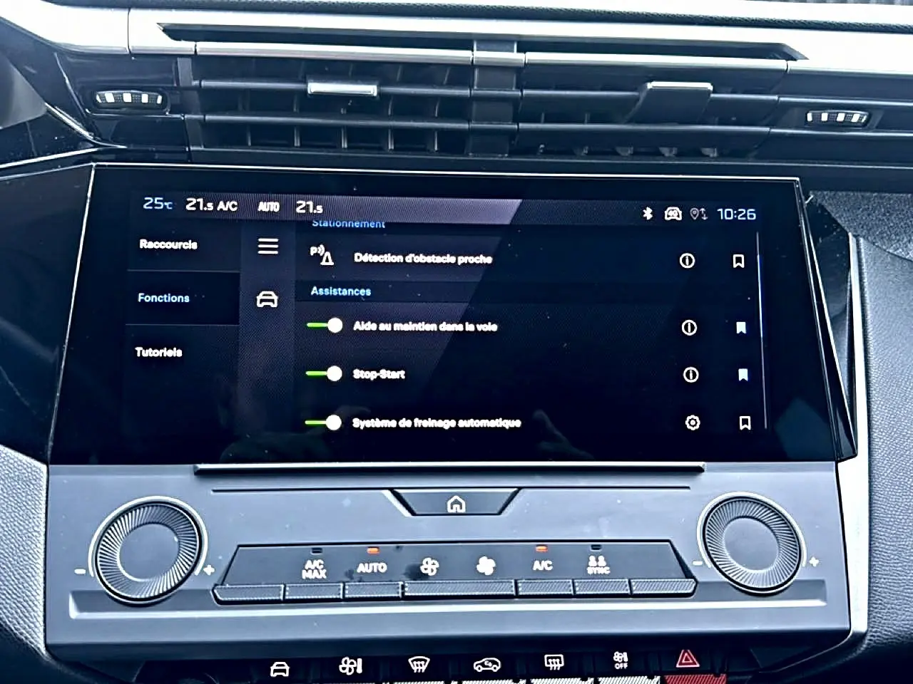 Écran tactile central de la Peugeot 308 gris 2025 montrant les options d’assistance à la conduite.