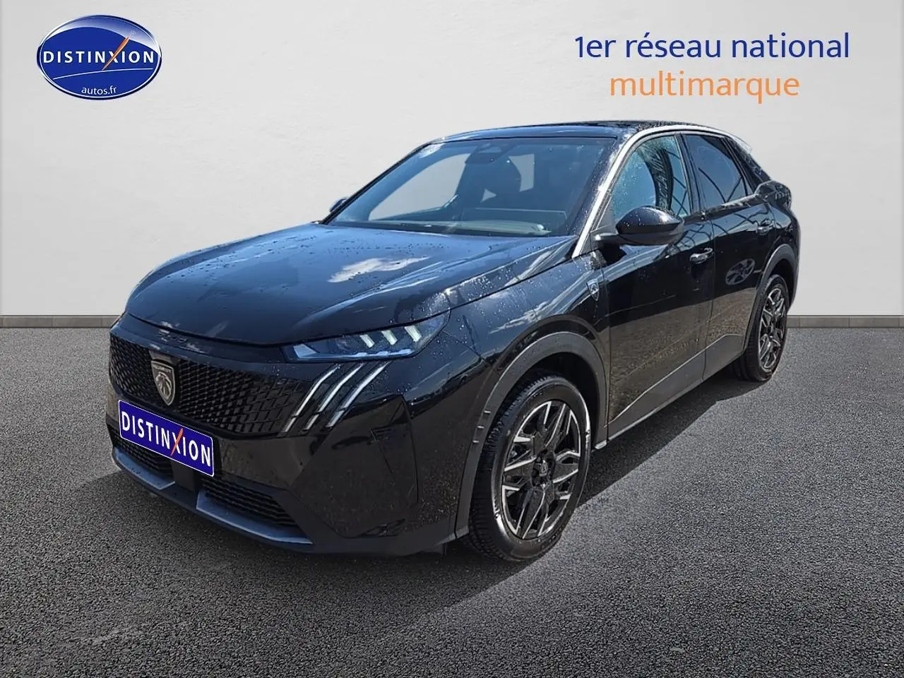 Peugeot 3008 noir vue 3/4 avant droit avec calandre distinctive et jantes alliage modernes.