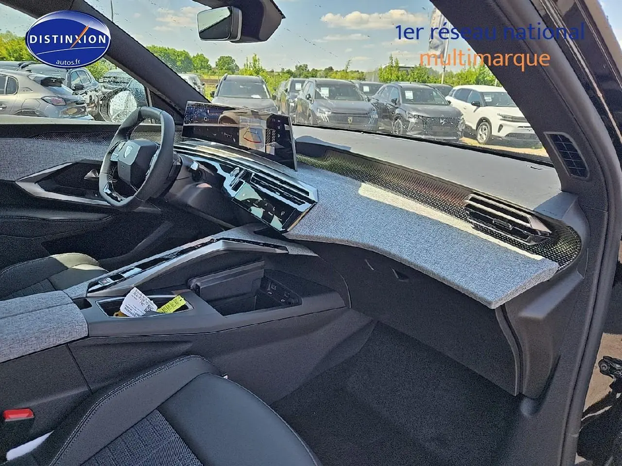 Intérieur avant droit du Peugeot 3008 noir 2025, tableau de bord moderne avec écran tactile et tissu gris clair.