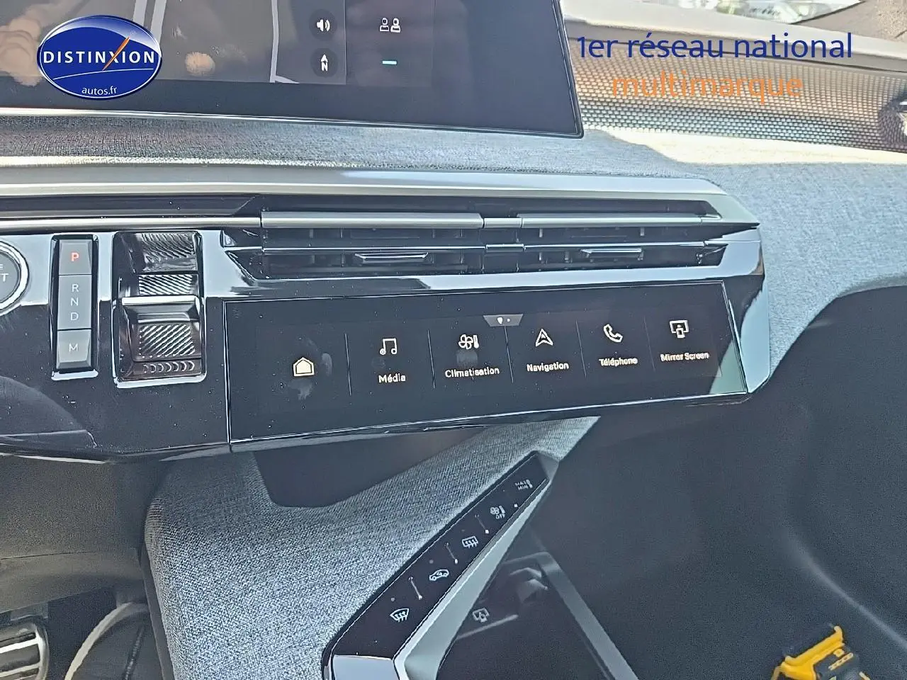 Vue rapprochée de la console centrale noire et grise du Peugeot 3008 2025 avec écran tactile et commandes tactiles.