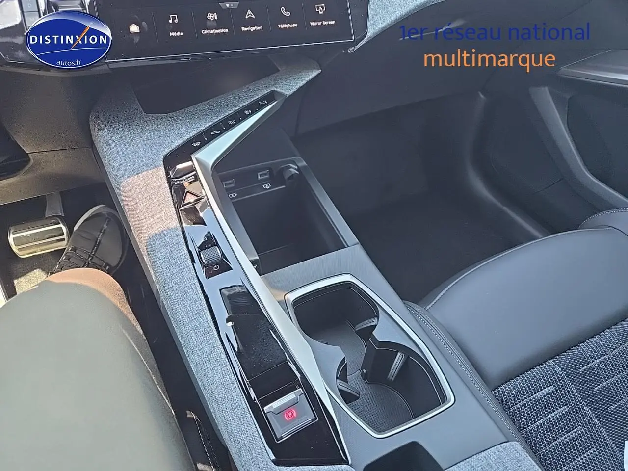 Vue intérieure de la console centrale côté droit du Peugeot 3008 noir 2025 avec accoudoir et rangements intégrés.
