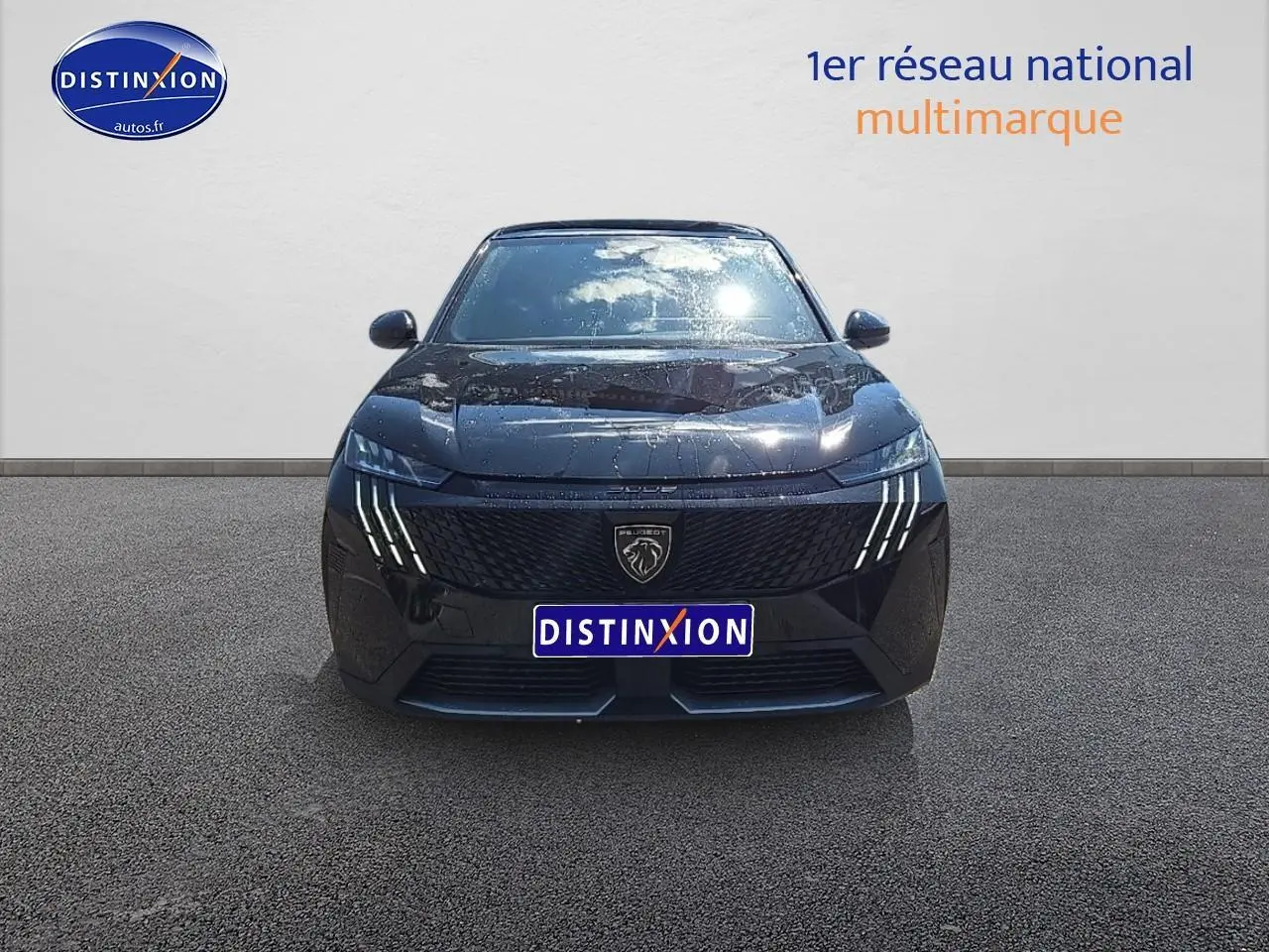 Peugeot 3008 noir vue de face, mettant en valeur ses phares LED à triple griffes distinctives.