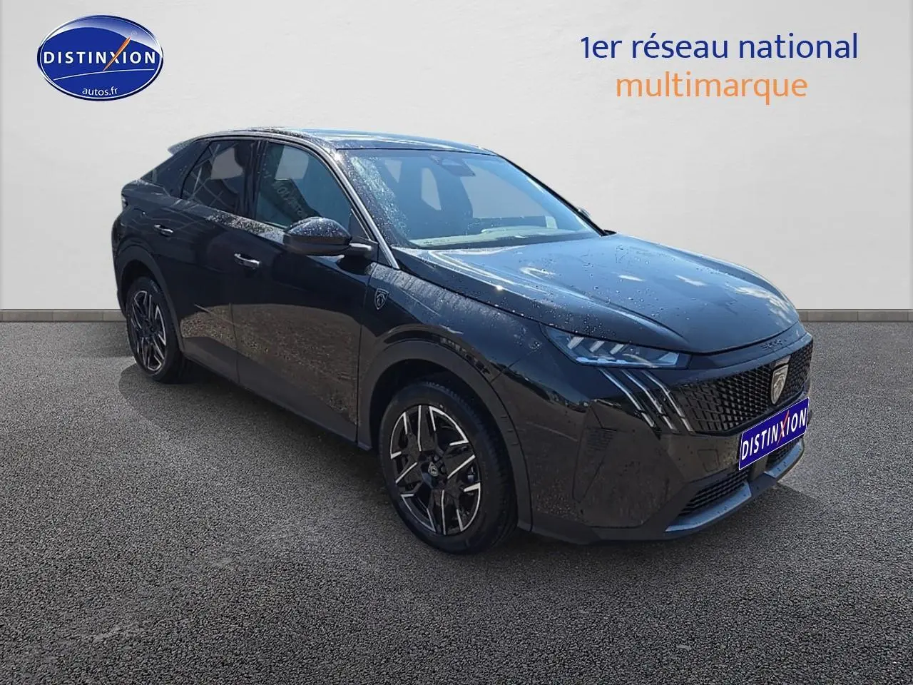 Peugeot 3008 noir vue 3/4 avant droit avec jantes alu et phares LED, stationné sur sol gris.