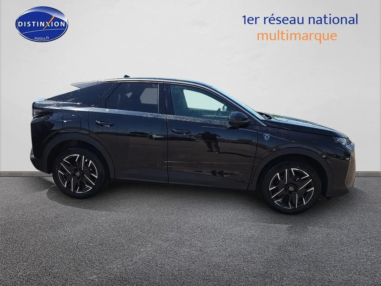 Profil côté gauche d'un Peugeot 3008 noir 2025, version hybride GT avec jantes alliage et vitres surteintées.