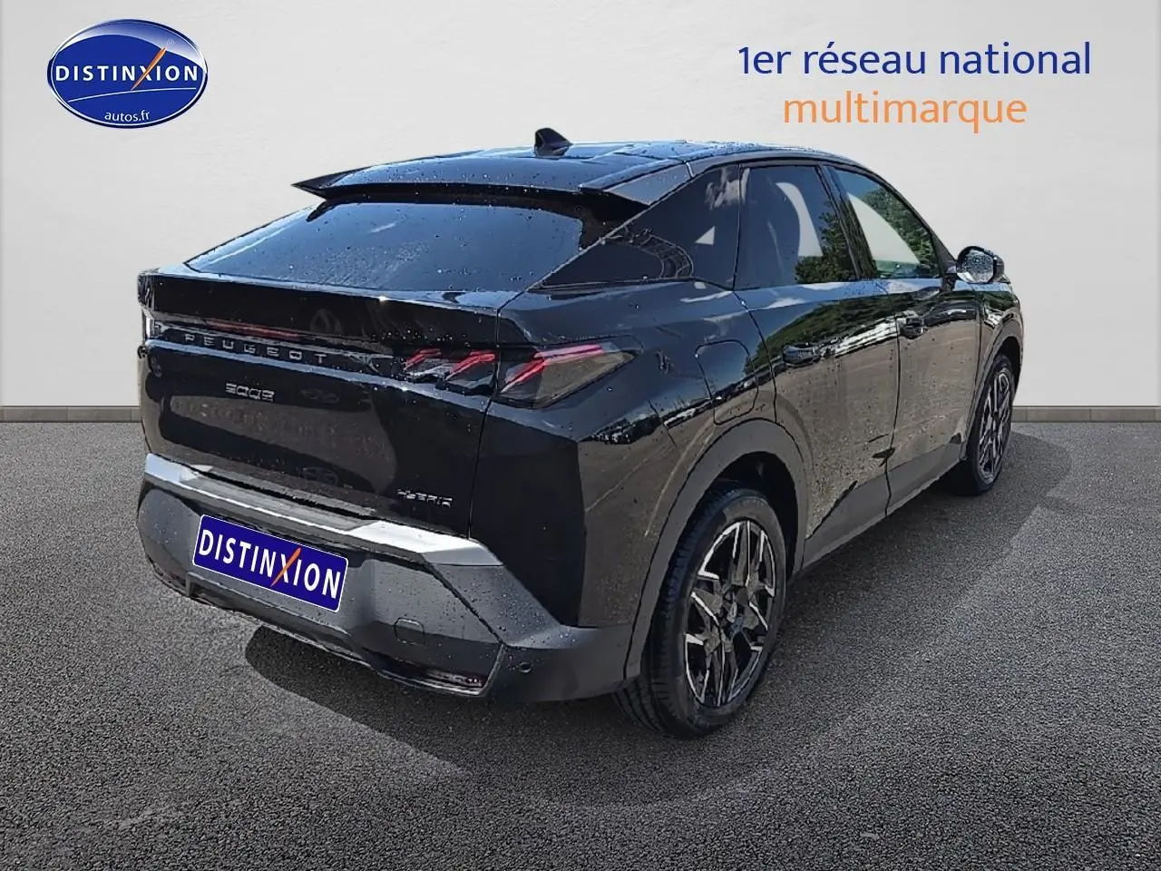 Vue 3/4 arrière droite d'un Peugeot 3008 noir 2025 avec jantes alu et feux arrière LED distinctifs.