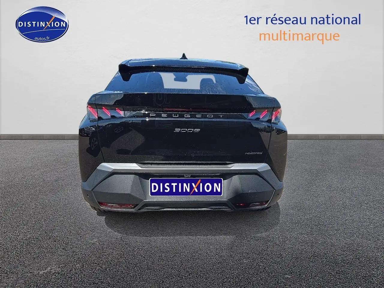 Vue arrière d'un Peugeot 3008 noir 2025 avec feux LED et becquet arrière distinctif.