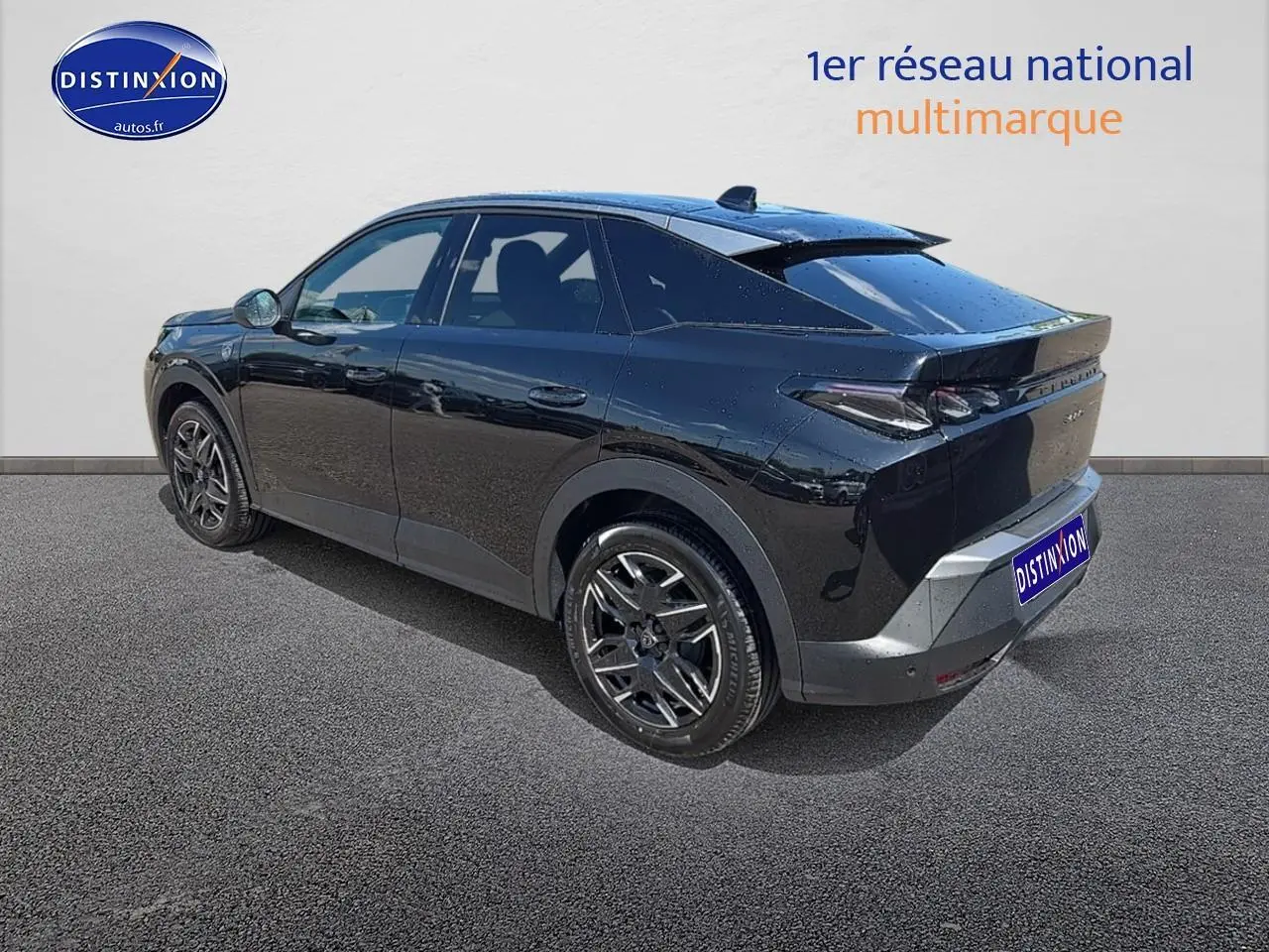 Peugeot 3008 noir vue 3/4 arrière côté gauche, avec jantes alu et feux arrière LED distinctifs.