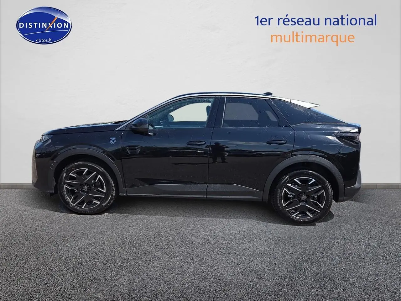 Profil côté gauche du Peugeot 3008 noir 2025 avec jantes alu et toit blanc contrasté.