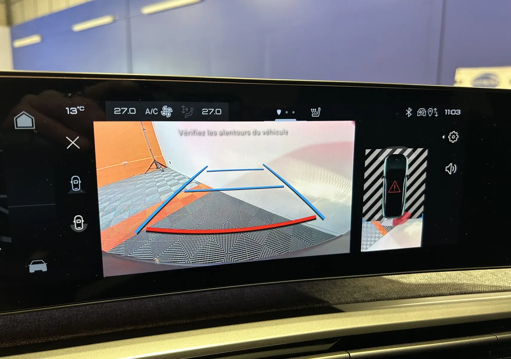 Écran intérieur du Peugeot 3008 blanc montrant la caméra de recul avec lignes de guidage et vue 360° du véhicule.
