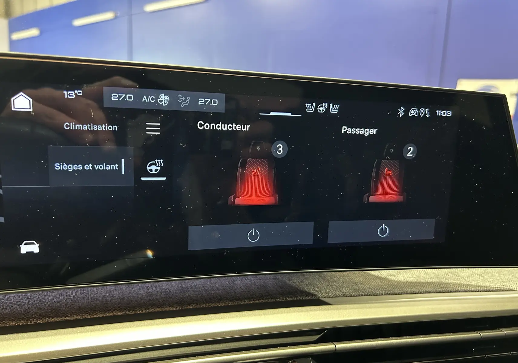 Écran tactile intérieur du Peugeot 3008 blanc, affichant les réglages des sièges et volant chauffants.