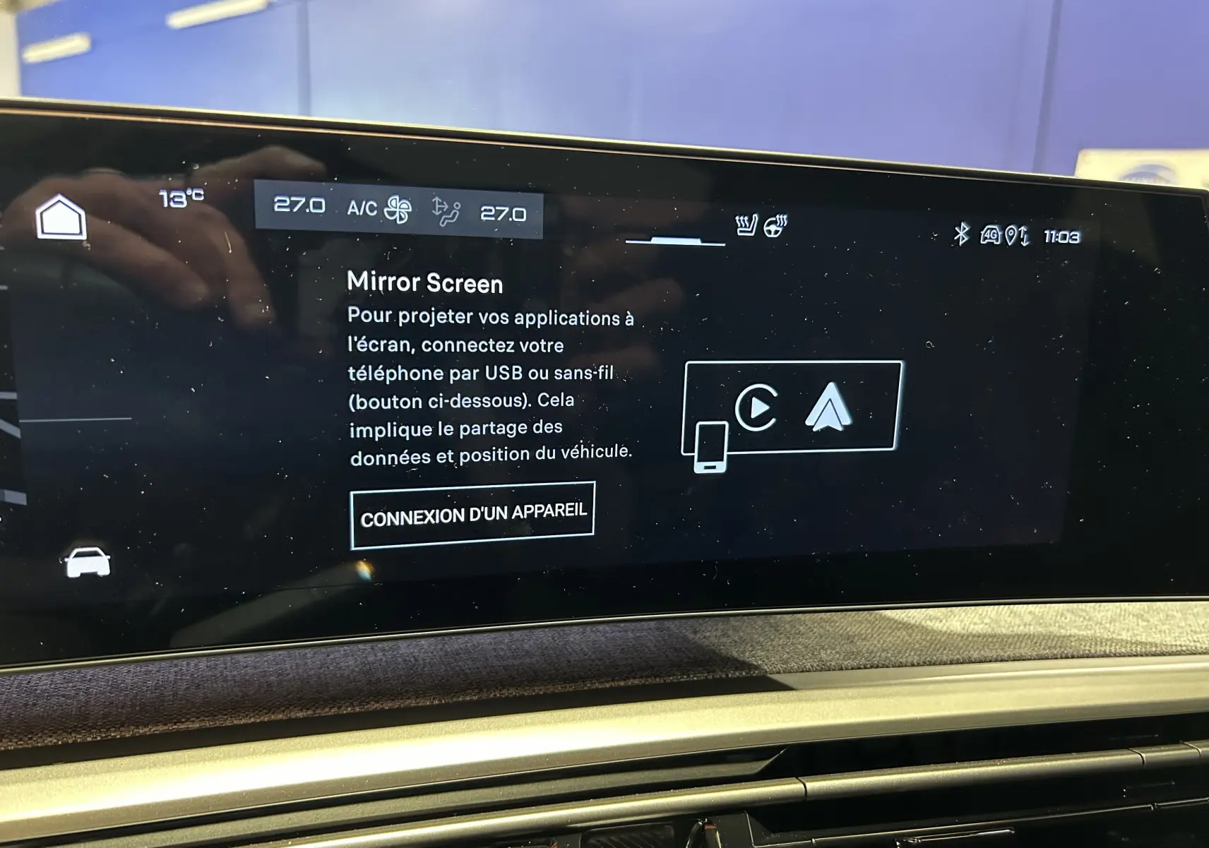 Écran tactile intérieur du Peugeot 3008 blanc, affichant la fonction Mirror Screen avec commandes climatisation visibles.