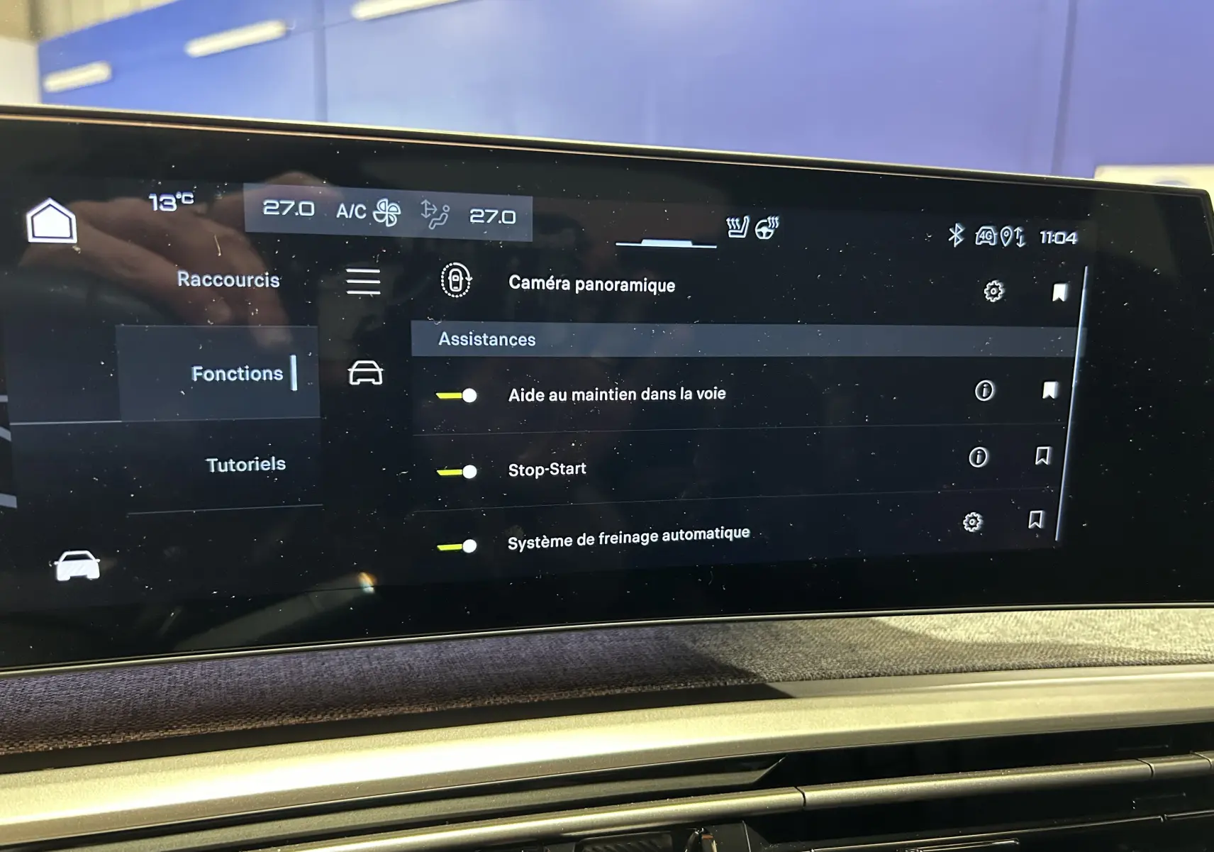 Écran tactile central du Peugeot 3008 III Hybrid 145 GT montrant les options d’assistance à la conduite.