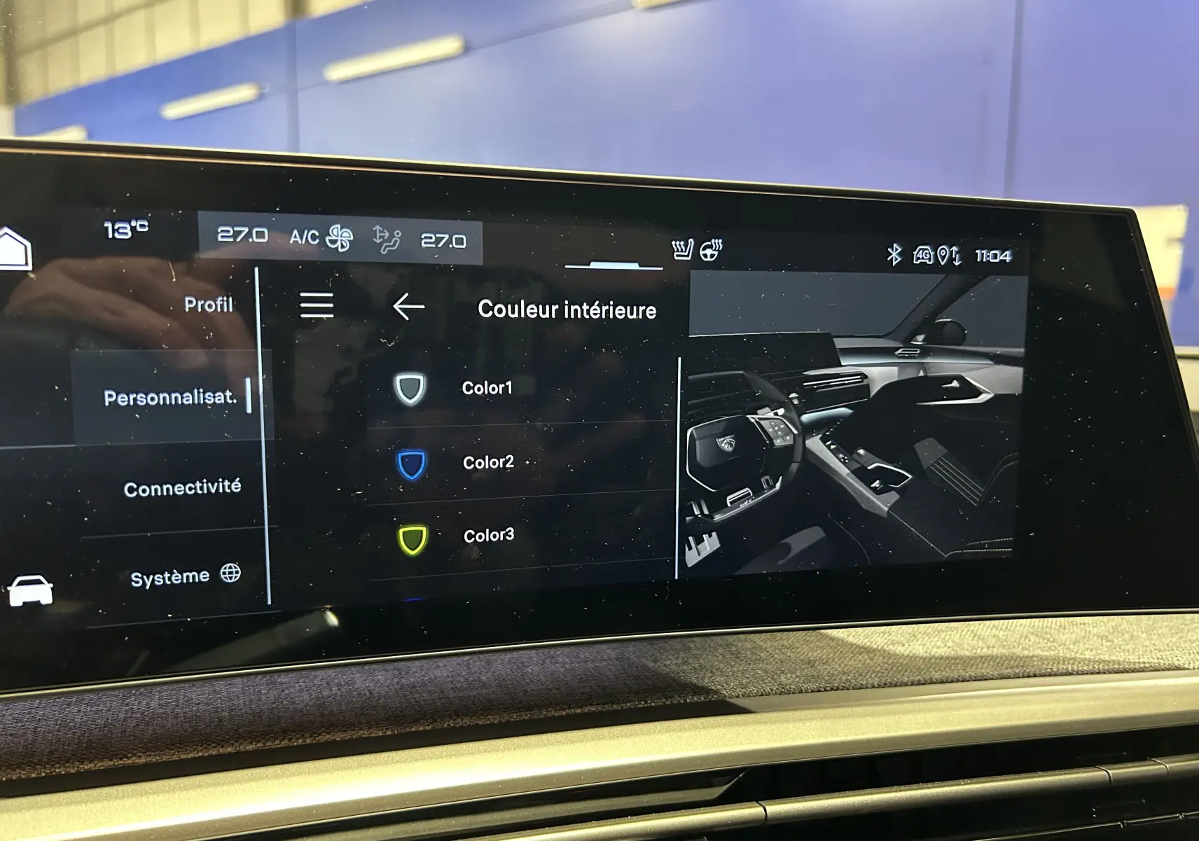 Écran tactile intérieur du Peugeot 3008 Hybrid 2025 affichant les options de personnalisation des couleurs de l’habitacle.
