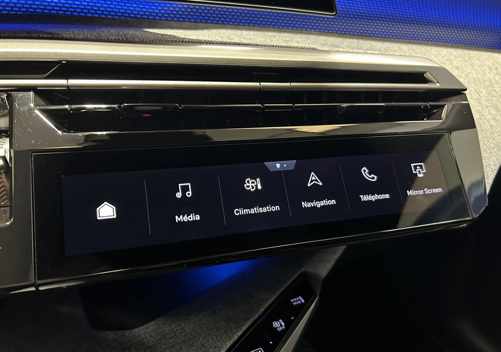 Gros plan sur l’écran tactile central du tableau de bord du Peugeot 3008 blanc, affichant les options multimédia et navigation.
