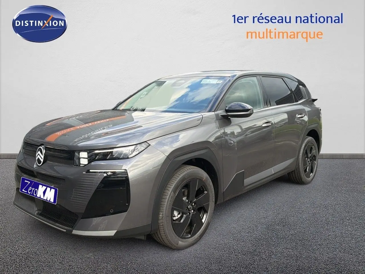 Vue 3/4 avant droit d'un Citroën C5 Aircross Hybrid gris platinium métal avec jantes noires et calandre distinctive.