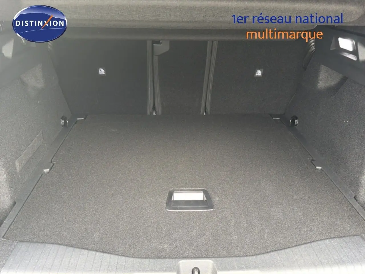 Coffre spacieux du Citroën C5 Aircross Hybrid 145ch gris platinium, vue intérieure arrière avec plancher plat.