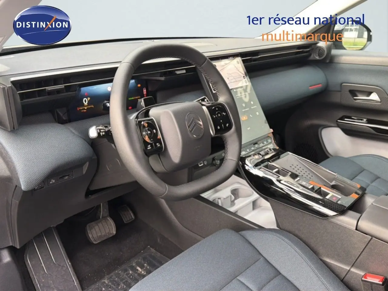 Vue intérieure côté conducteur du Citroën C5 Aircross Hybrid 2026, tableau de bord moderne avec écran tactile vertical.