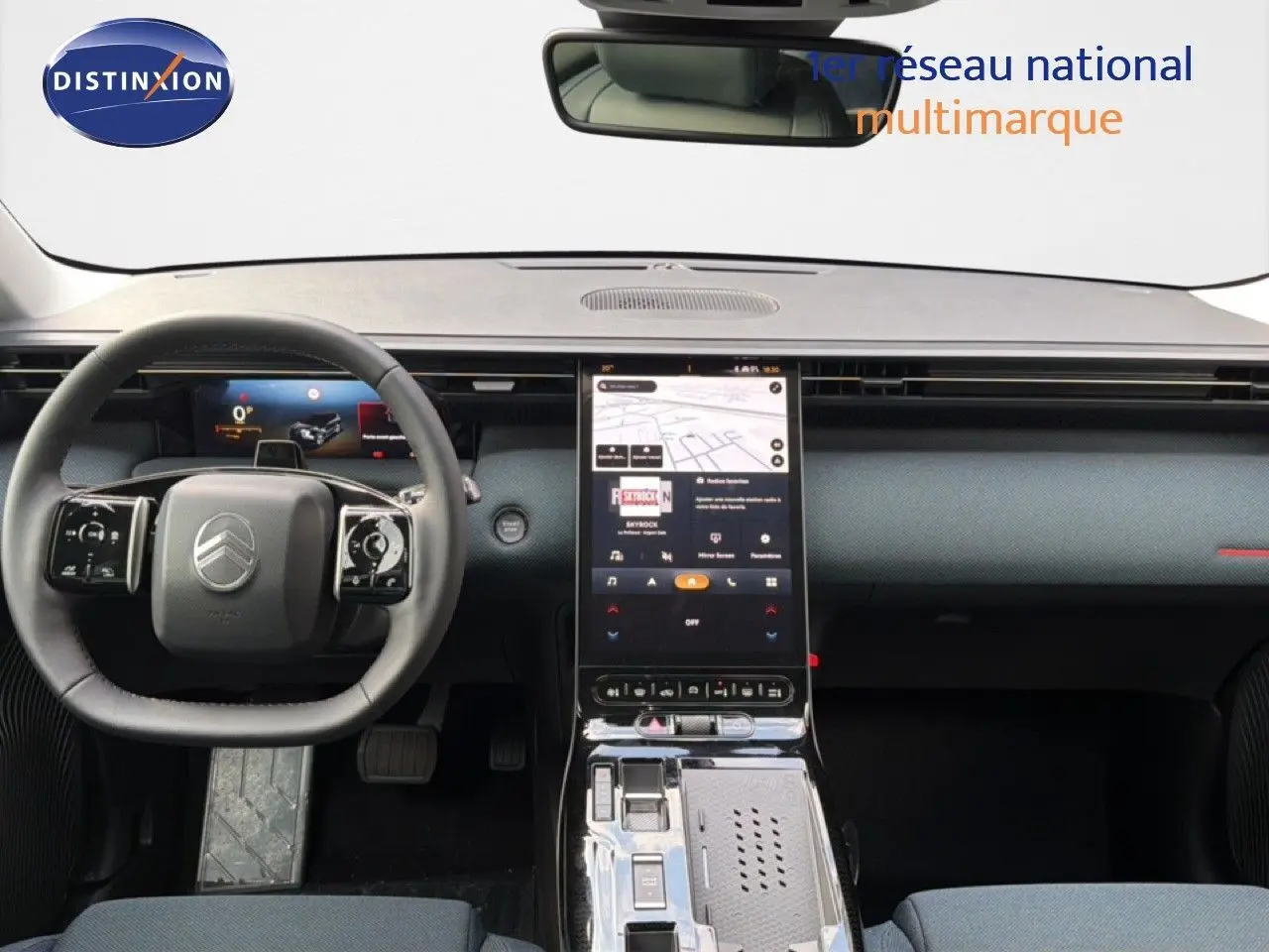 Intérieur avant du Citroën C5 Aircross Hybrid gris platinium, tableau de bord moderne avec grand écran tactile vertical.
