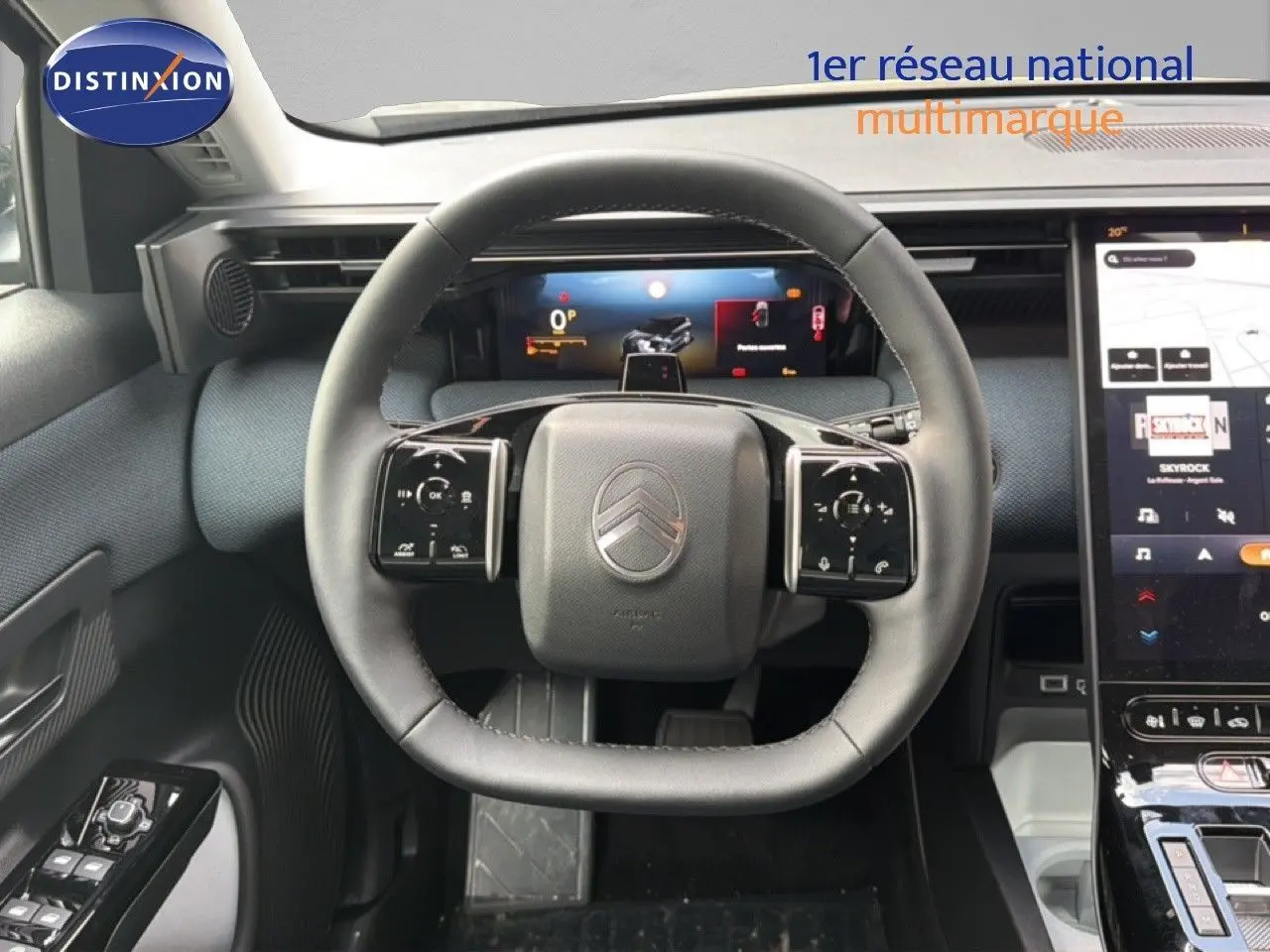 Intérieur de la Citroën C5 Aircross Hybrid 2026, vue centrée sur le volant cuir noir et le tableau de bord numérique.