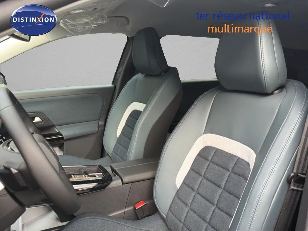Vue intérieure côté gauche du Citroën C5 Aircross Hybrid 2026, sièges tissu et cuir gris avec surpiqûres contrastées.