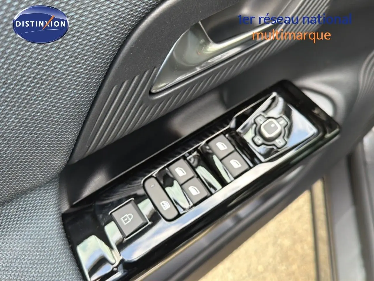 Gros plan sur les commandes de lève-vitres et rétroviseurs côté conducteur du Citroën C5 Aircross hybride 2026.
