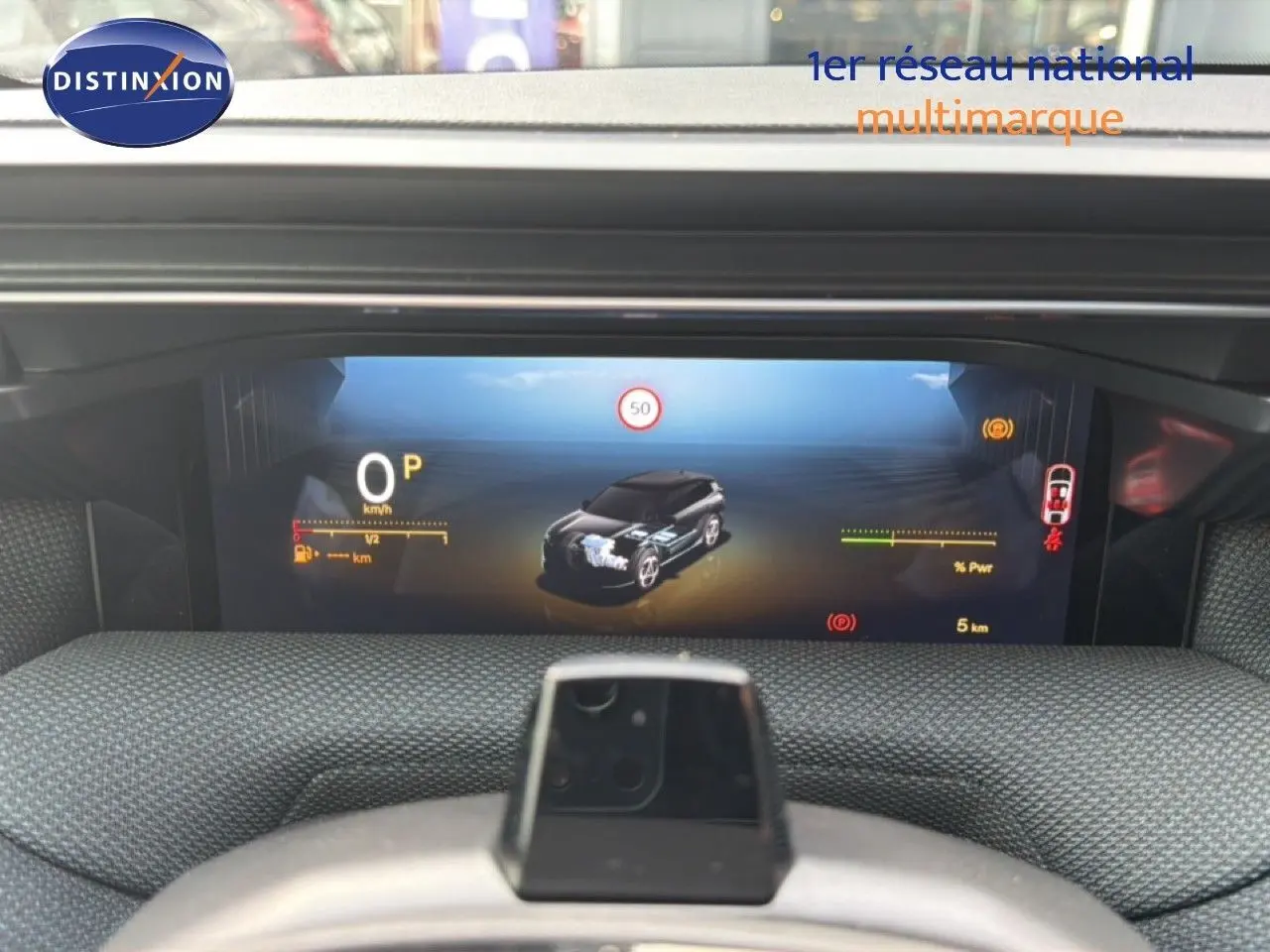 Vue rapprochée du tableau de bord numérique du Citroën C5 Aircross Hybrid 2026 avec affichage des données de conduite.