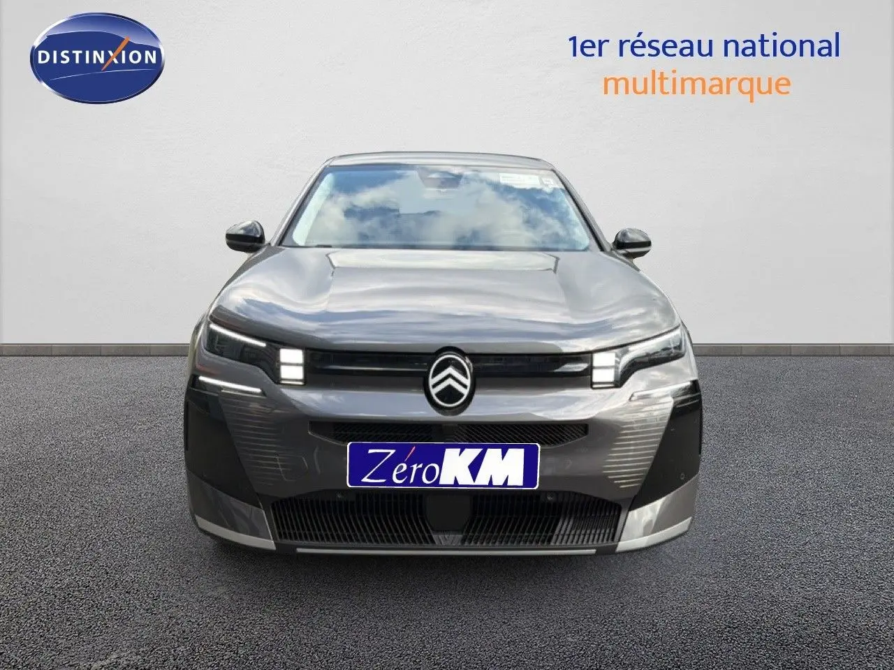 Vue avant d'une Citroën C5 Aircross Hybrid gris platinium métal, avec ses phares LED distinctifs allumés.