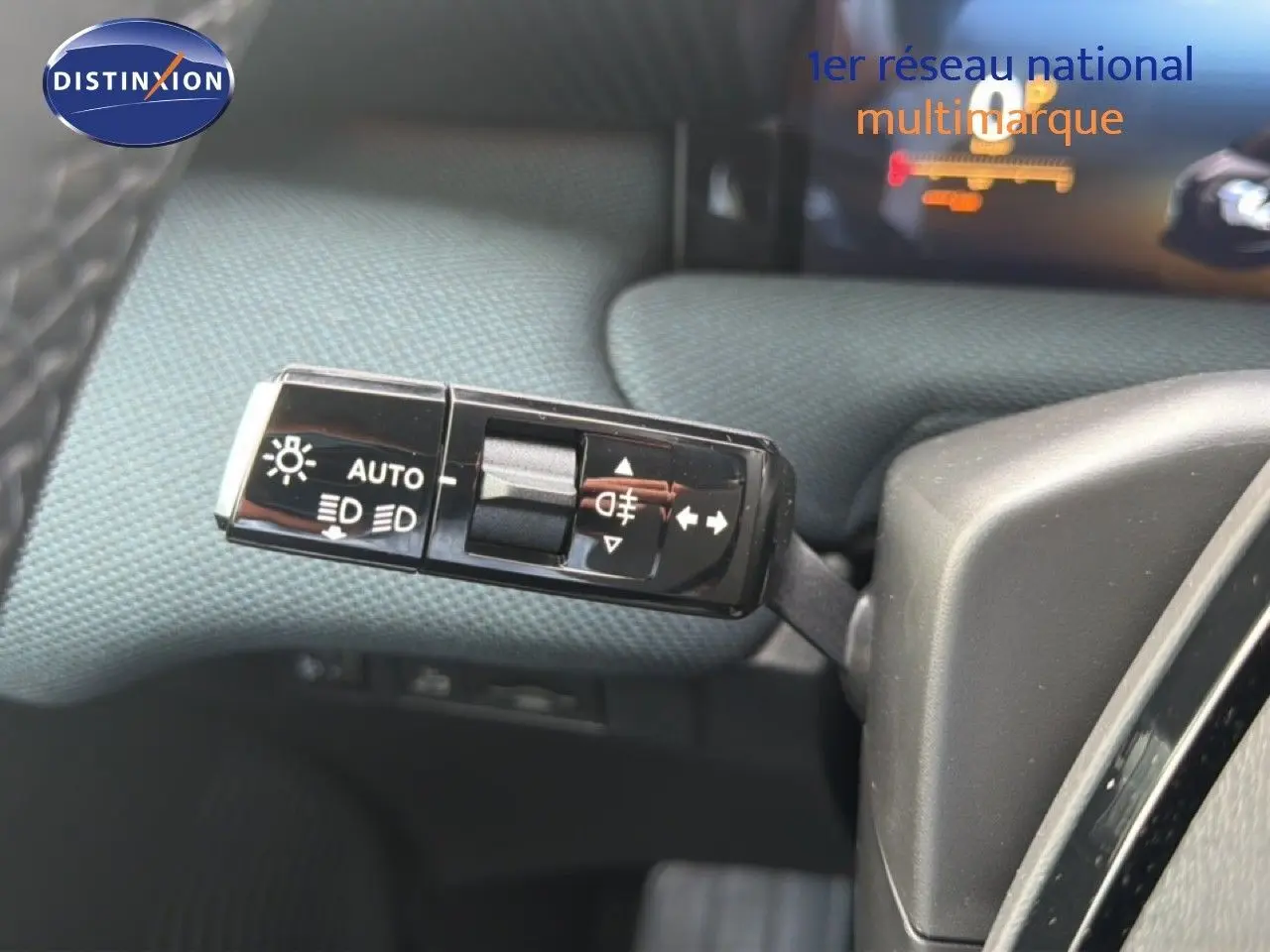 Gros plan sur la commande des feux et clignotants dans l’habitacle du Citroën C5 Aircross gris platinium 2026.