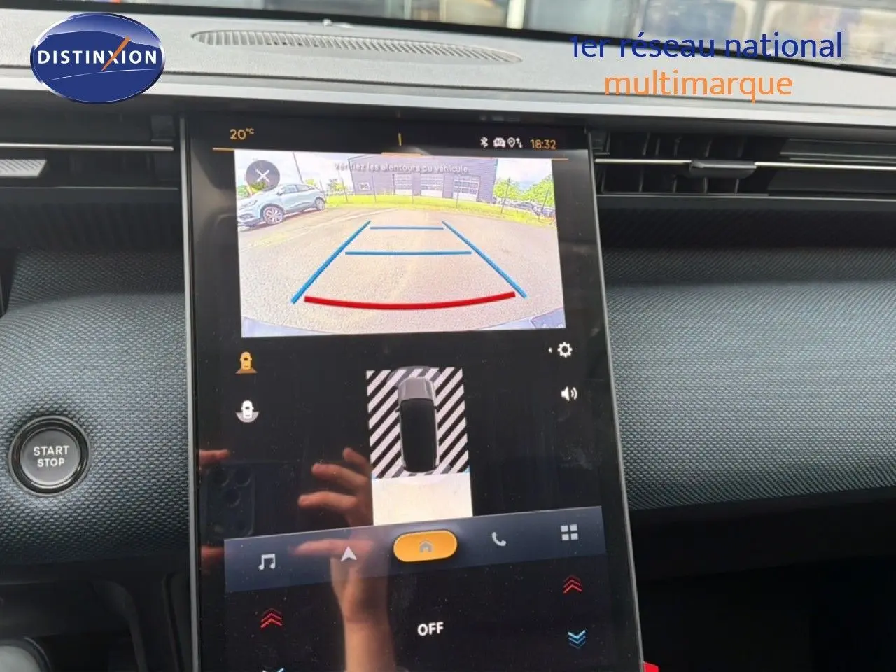 Écran central tactile du Citroën C5 Aircross Hybrid 2026 montrant la caméra de recul et l’aide au stationnement.
