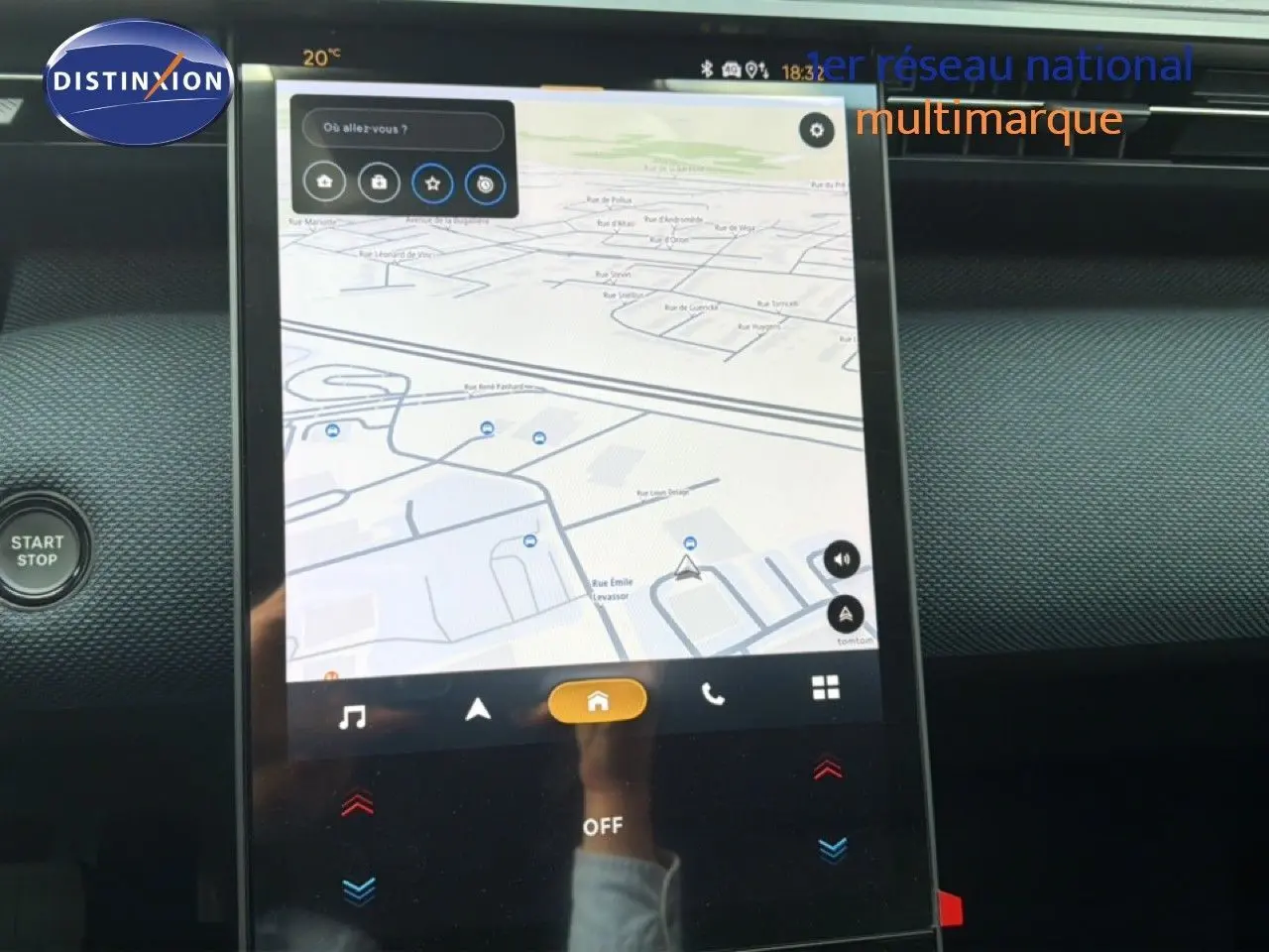 Écran tactile central du Citroën C5 Aircross Hybrid 2026 en gris platinium, affichant la navigation GPS.