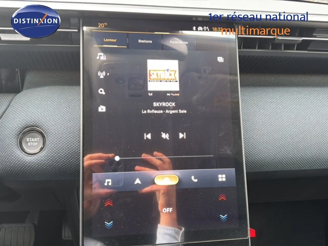 Vue rapprochée de l’écran tactile central du Citroën C5 Aircross Hybrid 2026 avec tableau de bord gris platinium.