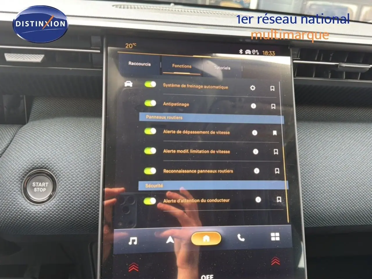Intérieur du Citroën C5 Aircross Hybrid 2026, écran tactile central affichant les options d’aide à la conduite, tableau de bord gris.