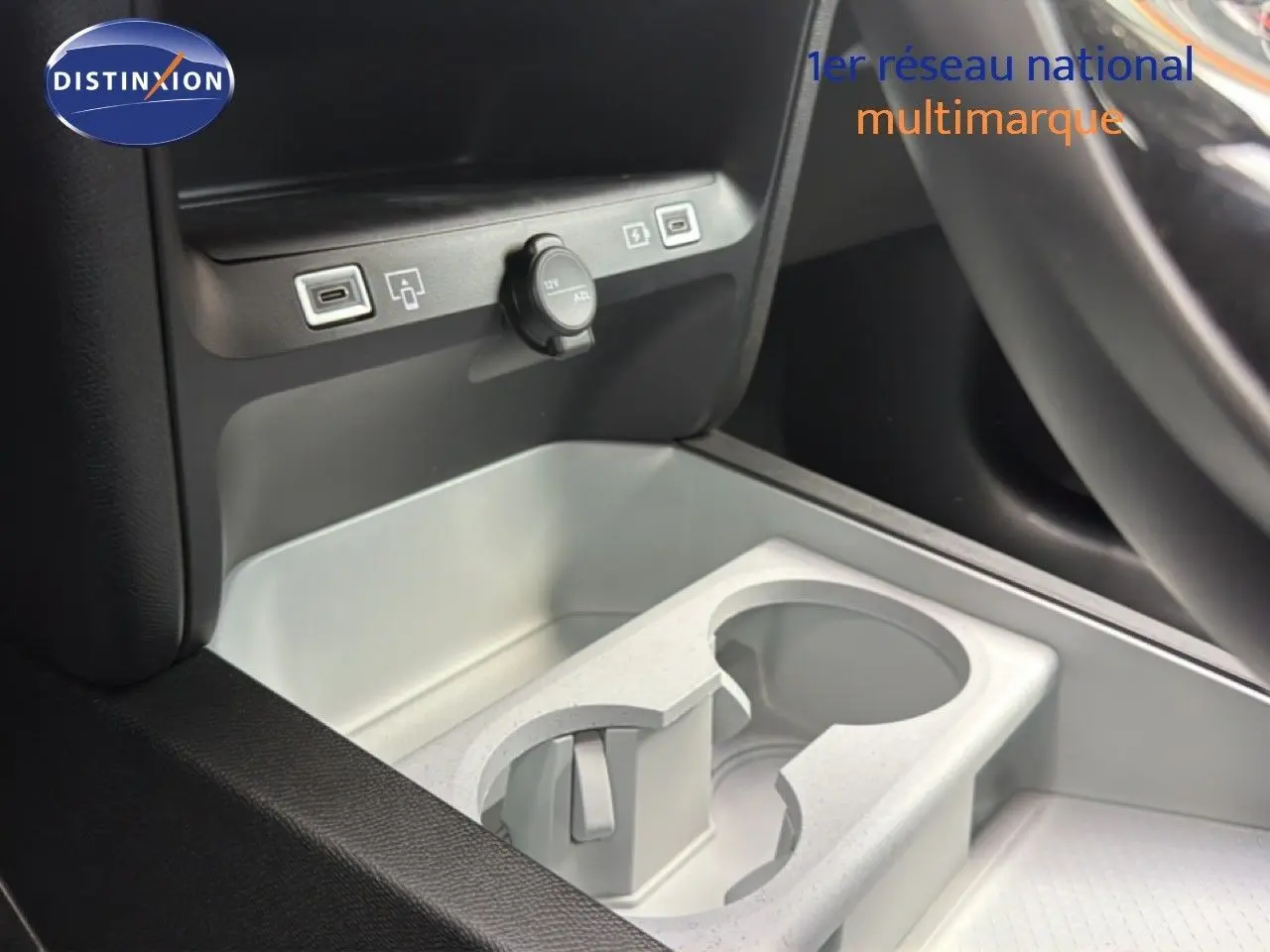 Détail de la console centrale avec porte-gobelets et prises USB du Citroën C5 Aircross Hybrid gris platinium 2026.