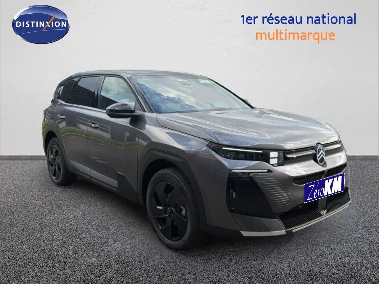 Citroën C5 Aircross Hybrid gris platinium métal en 3/4 avant droit avec jantes noires et calandre moderne.