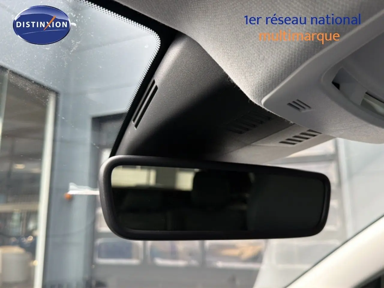 Rétroviseur intérieur de la Citroën C5 Aircross Hybrid 145ch BVA Plus, vue rapprochée de l'habitacle gris platinium.