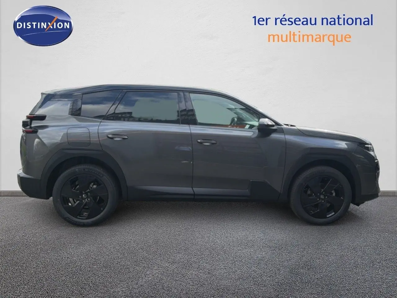 Profil côté gauche du Citroën C5 Aircross Hybrid gris platinium métal avec jantes noires sur fond neutre.