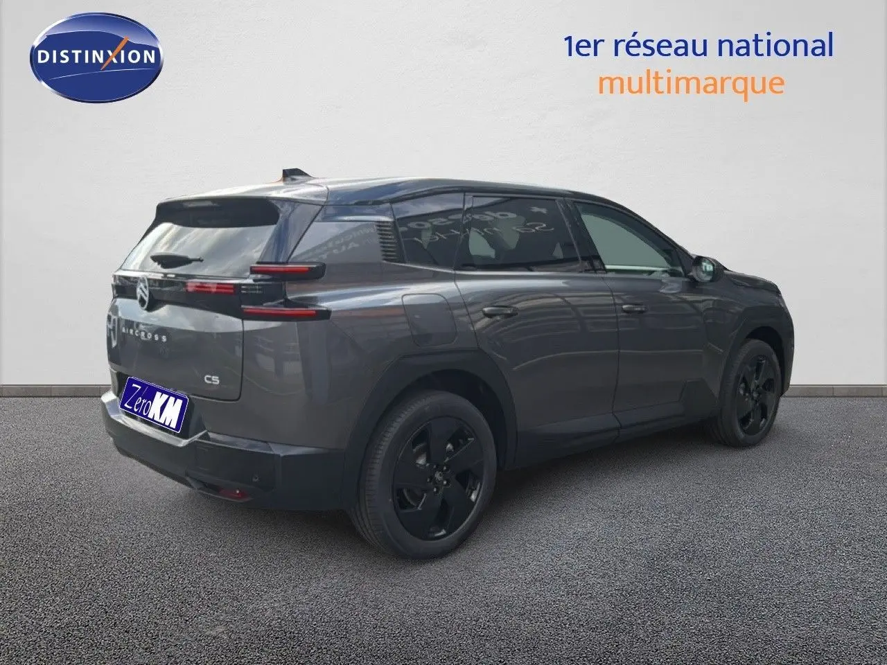 Vue 3/4 arrière droite d’un Citroën C5 Aircross Hybrid gris platinium métal avec jantes noires et feux arrière LED.