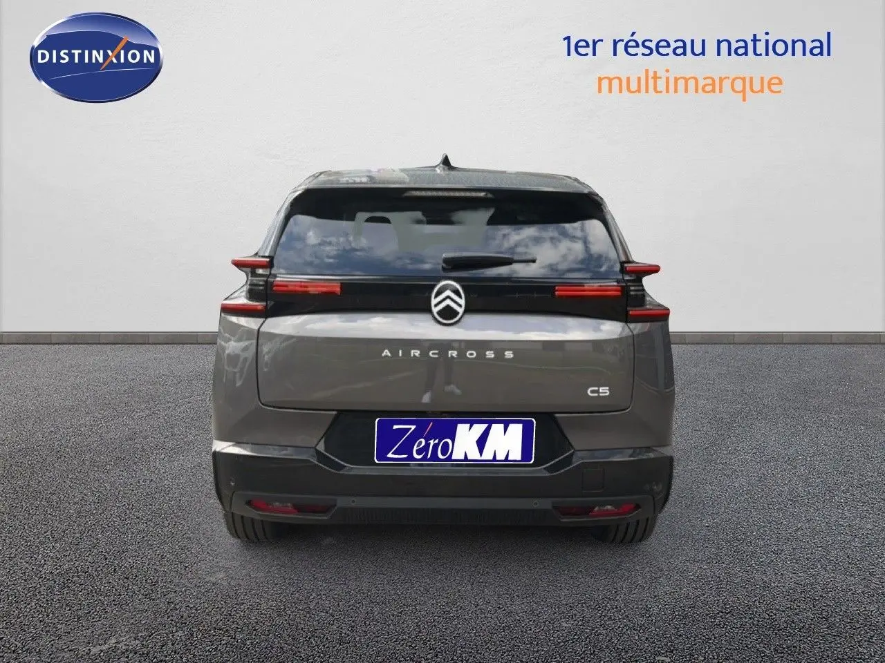 Vue arrière d'un Citroën C5 Aircross gris platinium métallisé avec feux LED distinctifs et logo centré.
