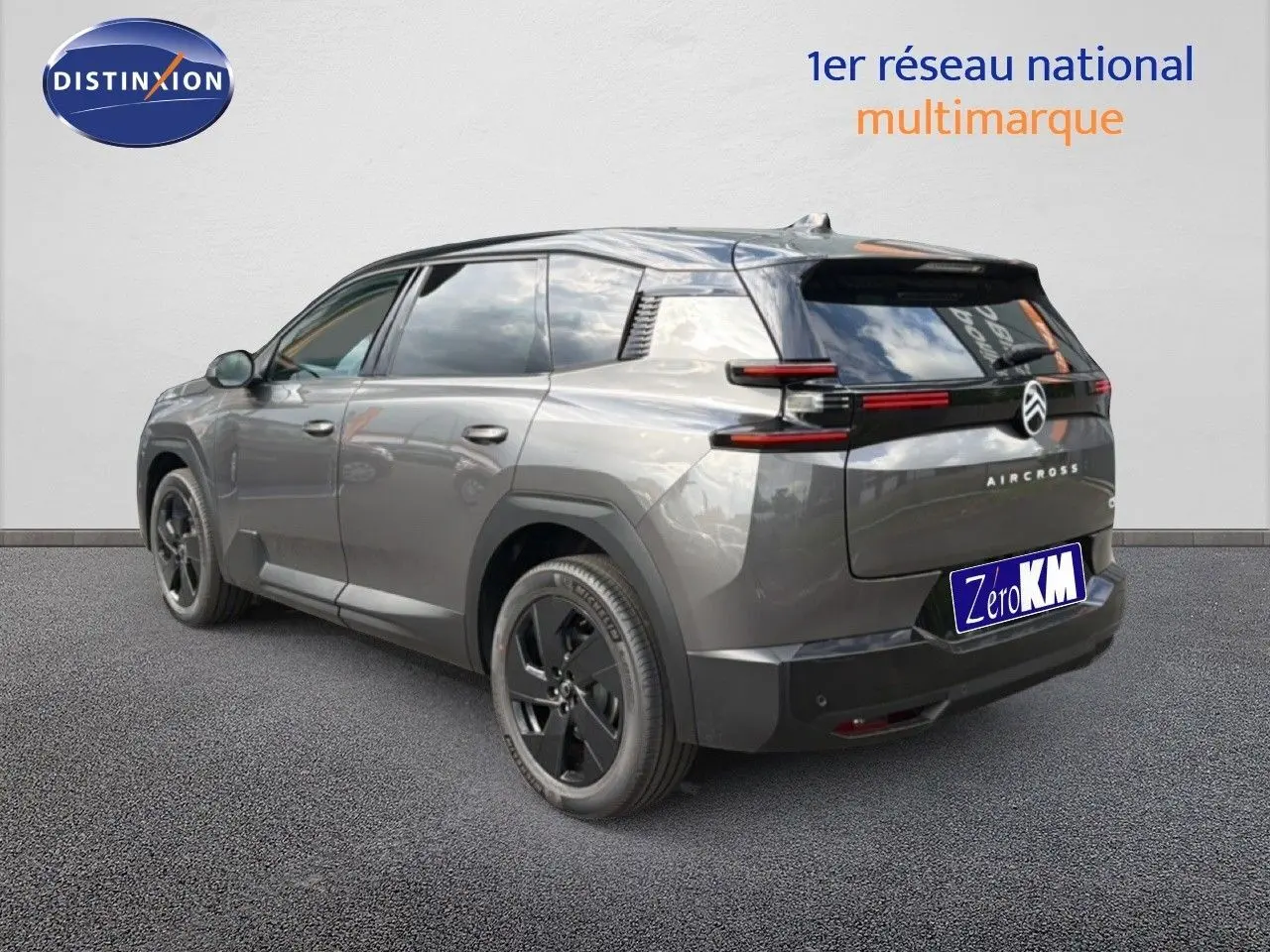 Vue 3/4 arrière droite du Citroën C5 Aircross Hybrid gris platinium métal avec jantes noires et vitres teintées.
