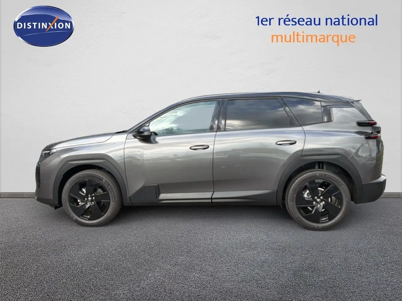 Profil droit d'un Citroën C5 Aircross Hybrid gris platinium métal avec jantes noires et détails modernes.