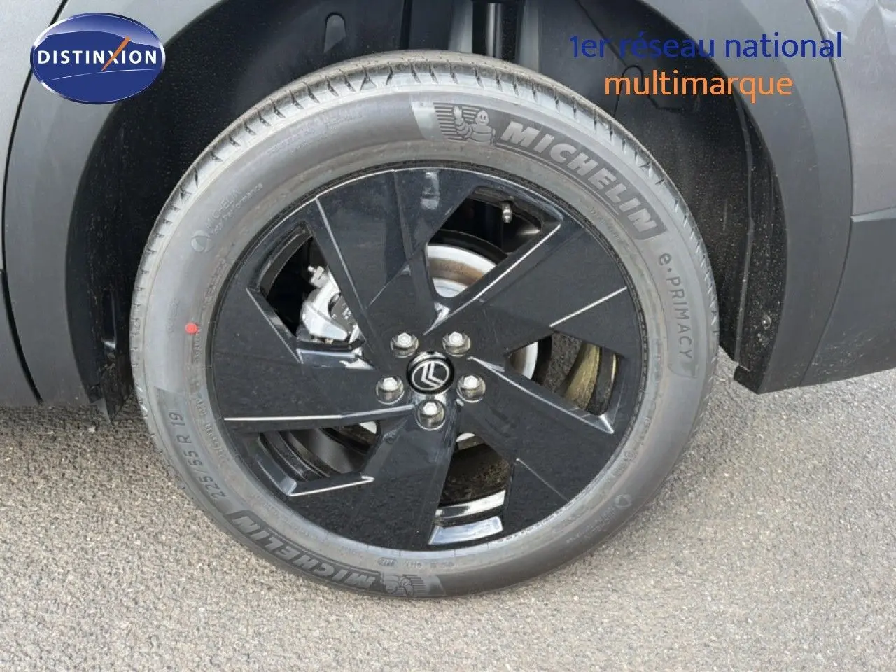 Gros plan sur la roue avant gauche du Citroën C5 Aircross gris platinium avec jante noire et pneu Michelin.