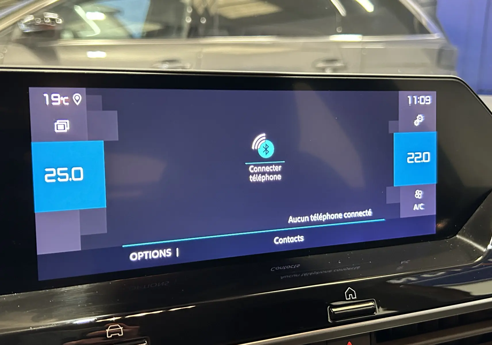 Écran tactile central de la Citroën C4 PureTech 100 Feel 2021 affichant la connexion Bluetooth et la climatisation.