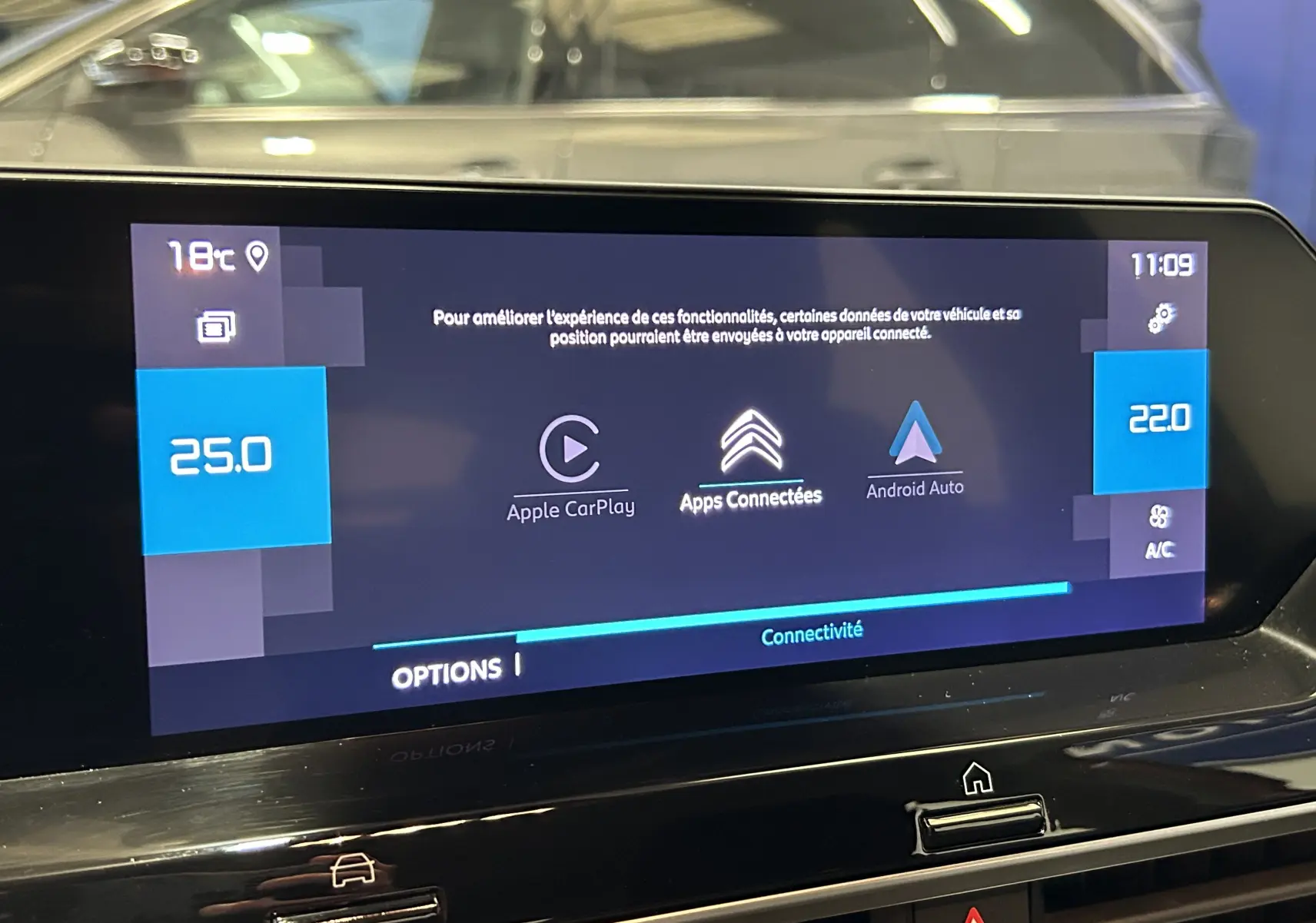 Écran tactile central de la Citroën C4 PureTech 100 Feel 2021 affichant les options Apple CarPlay et Android Auto.