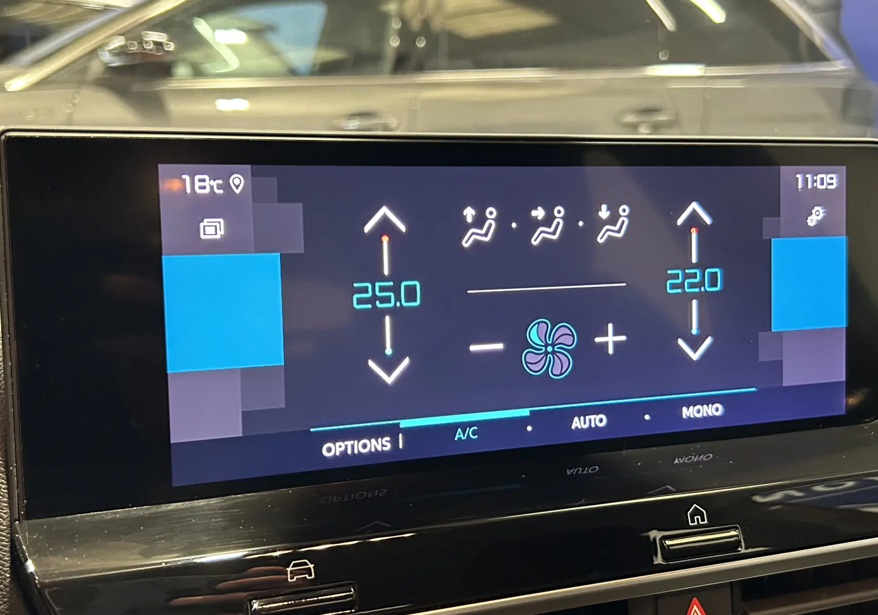 Écran tactile du système de climatisation automatique de la Citroën C4 PureTech 100 Feel, affichant les réglages de température.