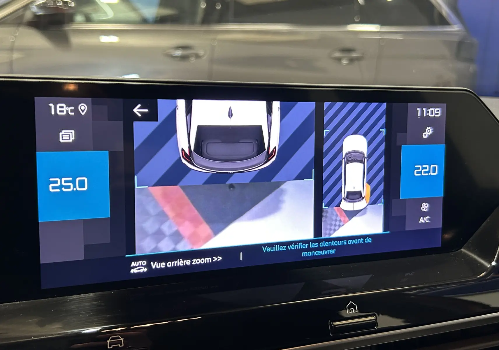 Écran tactile intérieur montrant la caméra de recul et l'affichage 360° d'une Citroën C4 orange, version PureTech 100 Feel.