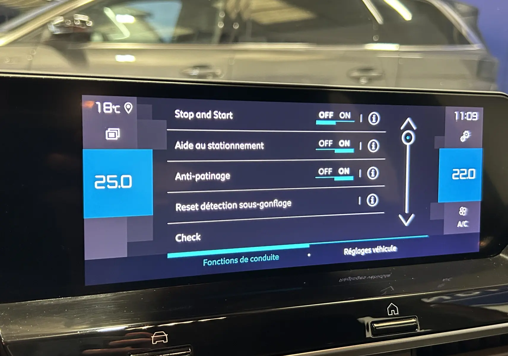 Écran tactile du tableau de bord de la Citroën C4 PureTech 100 Feel affichant les aides à la conduite et la climatisation.
