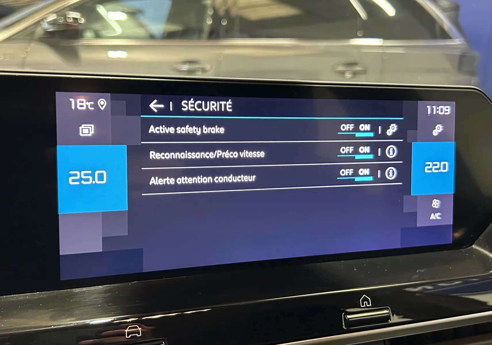 Écran tactile intérieur du Citroën C4 PureTech 100 Feel affichant les options de sécurité activées.