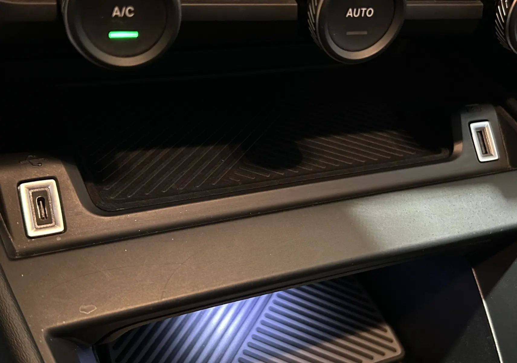 Gros plan sur la console centrale du Citroën C4 PureTech 100 Feel, montrant les ports USB et commandes climatisation.